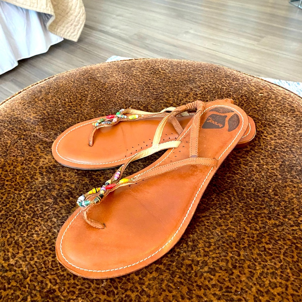 Reef brand beautiful bead sandals w/ back straps! Perfect concert festivals!